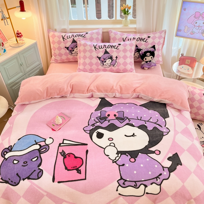 91家纺网 家纺一手货源 找家纺 2024新品正版三丽鸥授权大版卡通平网数码印花加厚高克重牛奶绒系列四件套 绒大版-R亲亲库洛米