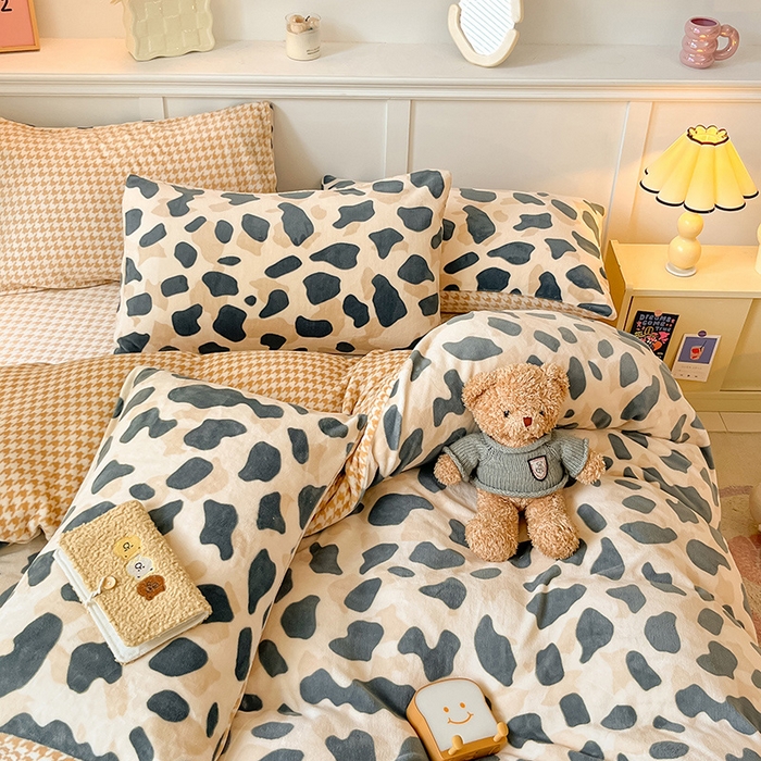 91家纺网 家纺一手货源 找家纺 2024新款200g加厚防静电牛奶绒小清新四件套 绒-豹点点绿咖