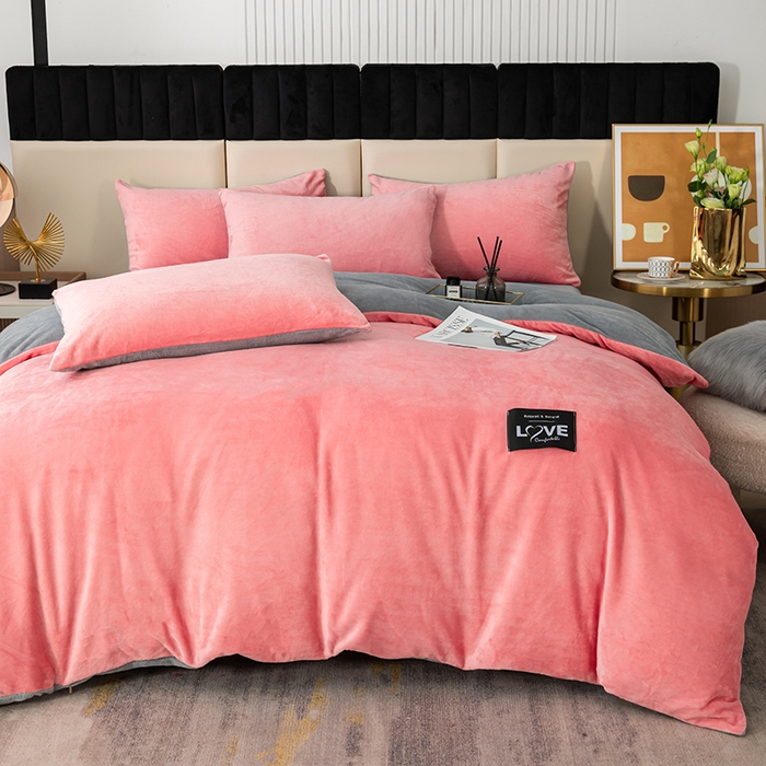 91家纺网 家纺一手货源 找家纺 鸿羽樱（鸿羽樱）家纺 2024新款牛奶绒四件套 粉色+灰