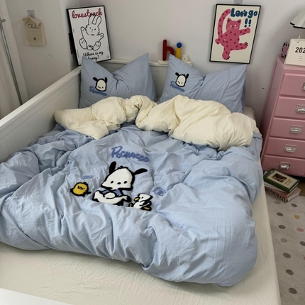 91家纺网 家纺一手货源 找家纺 奈颜 2024新款正版授权三丽鸥超柔水洗棉纯色毛巾绣四件套【含防伪吊牌】 帕恰狗-浅蓝+乳白