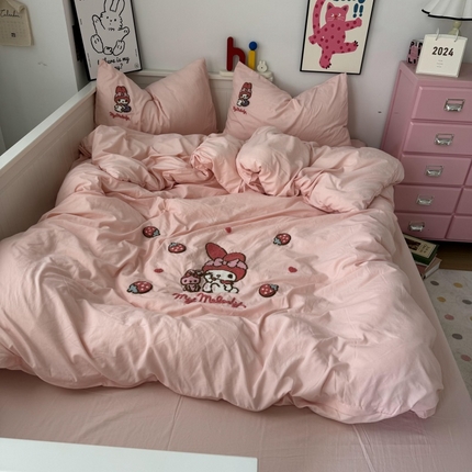 91家纺网 家纺一手货源 找家纺 奈颜 2024新款正版授权三丽鸥超柔水洗棉纯色毛巾绣四件套【含防伪吊牌】 美乐蒂-浅粉