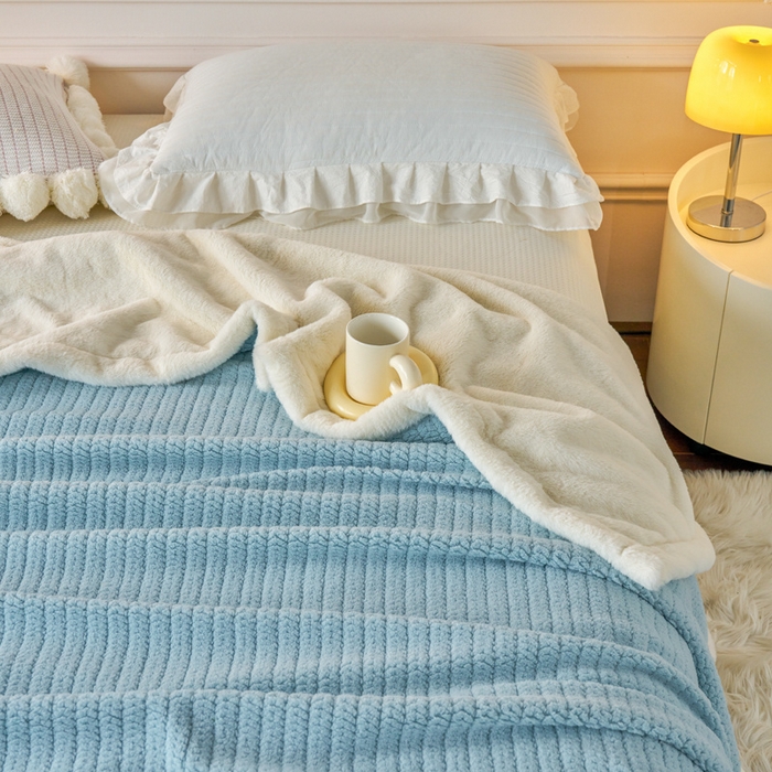 91家纺网 家纺一手货源 找家纺 畅畅家纺 2024新款A面编织绒B面兔毛绒纯色毛毯 天空蓝