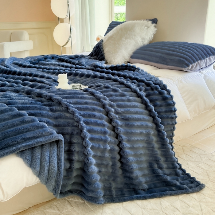 91家纺网 家纺一手货源 找家纺 卡派 2024新款兔毛绒多功能毛毯抽条牛奶绒贝贝绒毛毯 深蓝