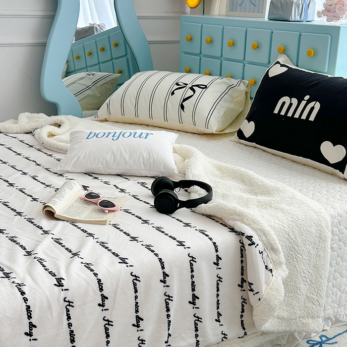 91家纺网 家纺一手货源 找家纺 昔可家纺 2024新款羊羔绒牛奶绒毛毯系列（三）-ins小清新系列 潮酷黑色字母