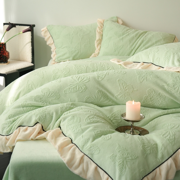 91家纺网 家纺一手货源 找家纺 萝莉家纺 2024新款加厚牛奶绒提花浪漫雕花绒四件套 蝴蝶飞飞果绿