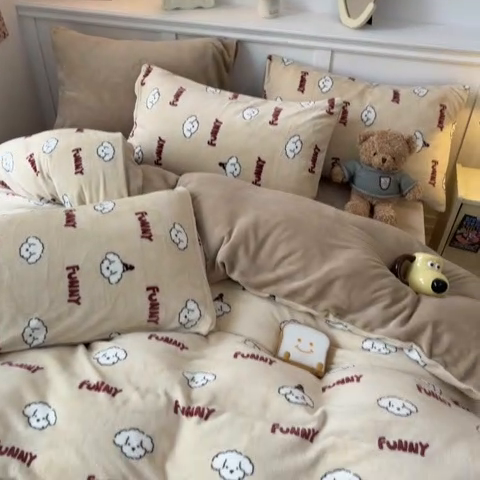 91家纺网 家纺一手货源 找家纺 2024新款200g加厚防静电牛奶绒小清新四件套 绒-乐趣狗