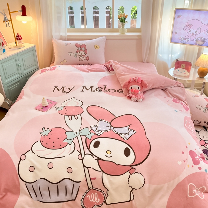 91家纺网 家纺一手货源 找家纺 2024新品正版三丽鸥授权大版卡通平网数码印花加厚高克重牛奶绒系列四件套 绒大版-R草莓蛋糕美乐蒂