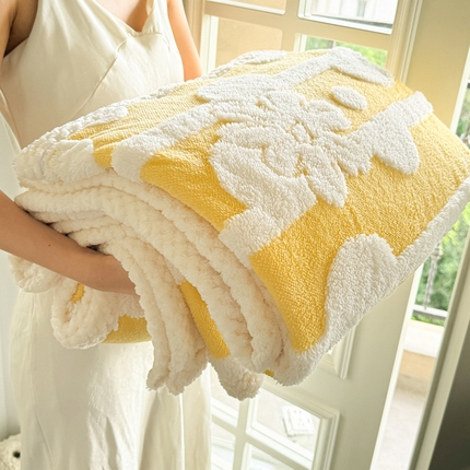 91家纺网 家纺一手货源 找家纺 莱登卡奴 2024新款牛奶绒阳离子提花北极绒包边款多功能被套毯系列 包边款竖条花亮黄