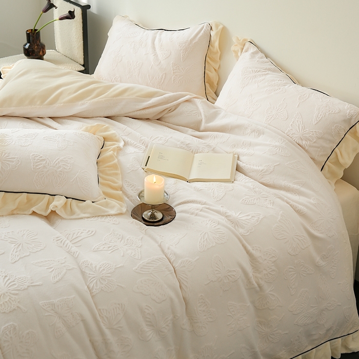 91家纺网 家纺一手货源 找家纺 萝莉家纺 2024新款加厚牛奶绒提花浪漫雕花绒四件套 蝴蝶飞飞浅米