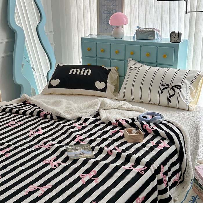 91家纺网 家纺一手货源 找家纺 昔可家纺 2024新款羊羔绒牛奶绒毛毯系列（三）-ins小清新系列 黑粉芭蕾蝴蝶结