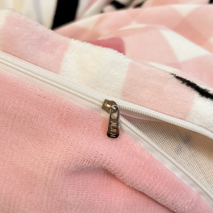 91家纺网 家纺一手货源 找家纺 2024新品正版三丽鸥授权大版卡通平网数码印花加厚高克重牛奶绒系列四件套 绒大版-R粉格香香kitty