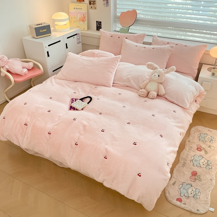 91家纺网 家纺一手货源 找家纺 蜜柚 2024新款牛奶绒兔毛绒高克重小清新满版绣花四件套 樱桃浅粉
