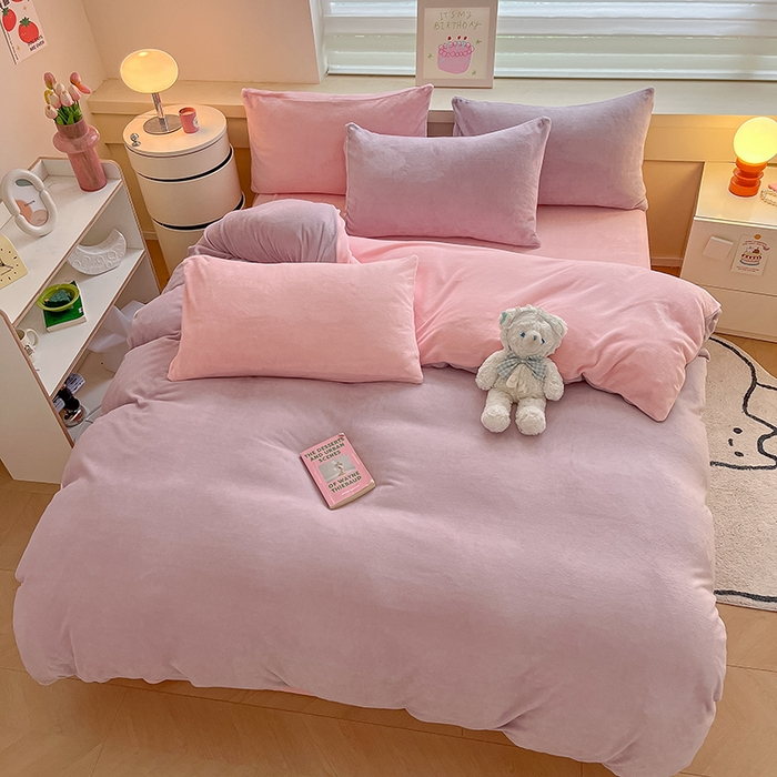 91家纺网 家纺一手货源 找家纺 三朵家纺 2024新款加厚保暖牛奶绒混搭系列四件套 淡紫+粉玉