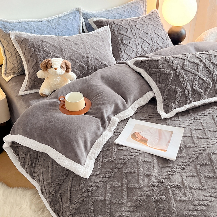 91家纺网 家纺一手货源 找家纺 贝拉梦家纺 2024新款塔芙绒菱格纯色牛奶绒四件套 古鼎灰