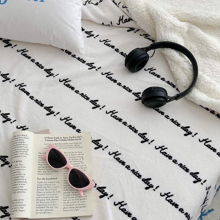 91家纺网 家纺一手货源 找家纺 昔可家纺 2024新款羊羔绒牛奶绒毛毯系列（三）-ins小清新系列 潮酷黑色字母