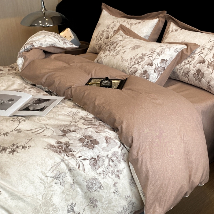 91家纺网 家纺一手货源 找家纺 梵克保罗 2024新款全棉贡缎磨毛数码印花高级简奢款四件套 远黛-灰