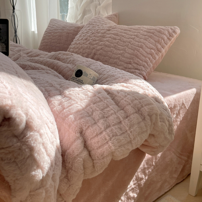 91家纺网 家纺一手货源 找家纺 2024新款全消光兔毛320克牛奶绒A类纯色立体四件套 蜜桃粉