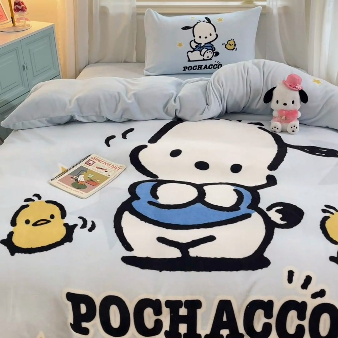 91家纺网 家纺一手货源 找家纺 2024新品正版三丽鸥授权大版卡通平网数码印花加厚高克重牛奶绒系列四件套 绒大版-R可爱小鸡帕恰狗