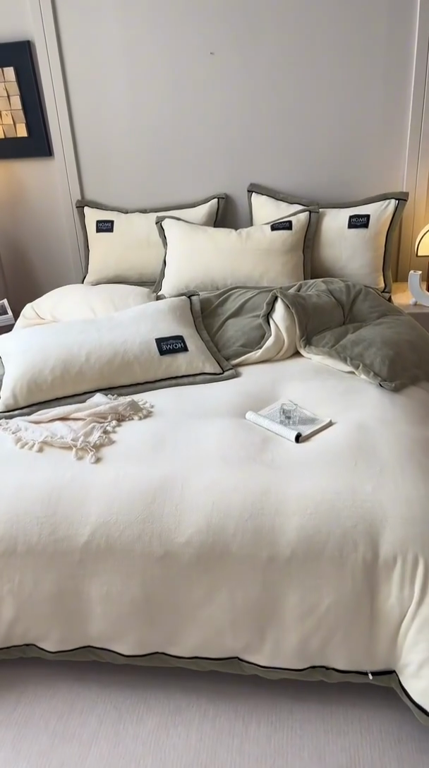 91家纺网 家纺一手货源 找家纺 蜜柚 2024新款纯色简约双拼高克重牛奶绒包边四件套 奶昔白+莫迪绿