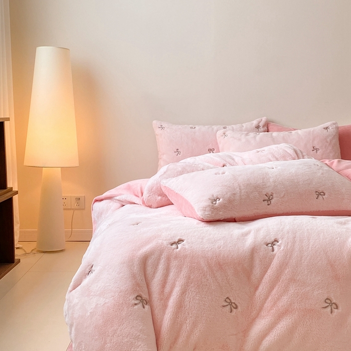 91家纺网 家纺一手货源 找家纺 蜜柚 2024新款牛奶绒兔毛绒高克重小清新满版绣花四件套 蝴蝶结