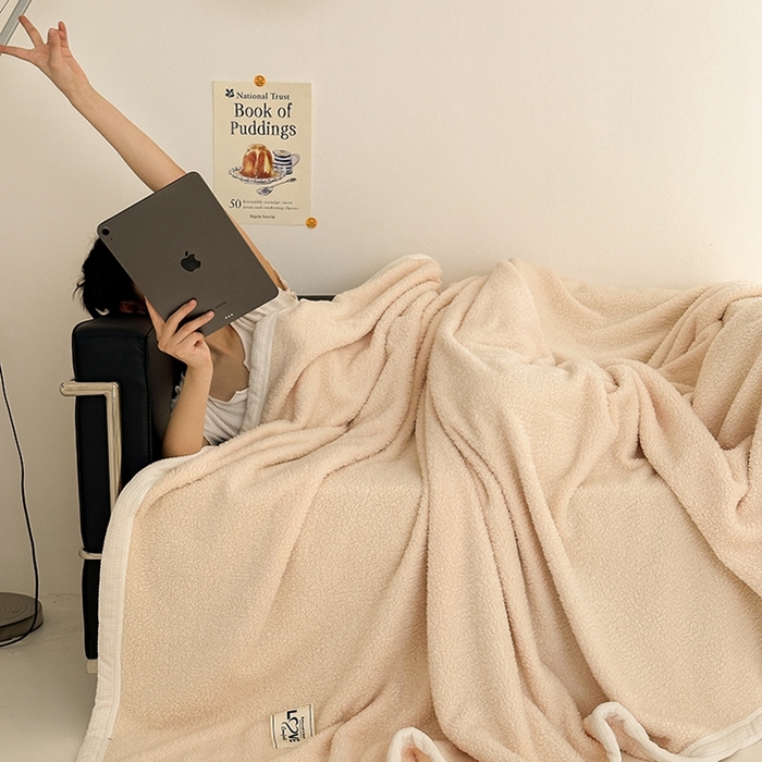 91家纺网 家纺一手货源 找家纺 沐棉 2024新款羊羔绒泰迪绒毛毯 奶茶色