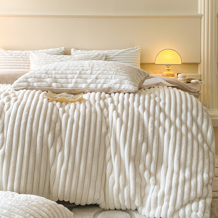 91家纺网 家纺一手货源 找家纺 2024新款全消光兔毛320克牛奶绒A类纯色立体四件套 兔毛抽条白咖