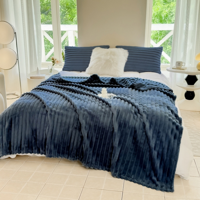 91家纺网 家纺一手货源 找家纺 卡派 2024新款兔毛绒多功能毛毯抽条牛奶绒贝贝绒毛毯 深蓝