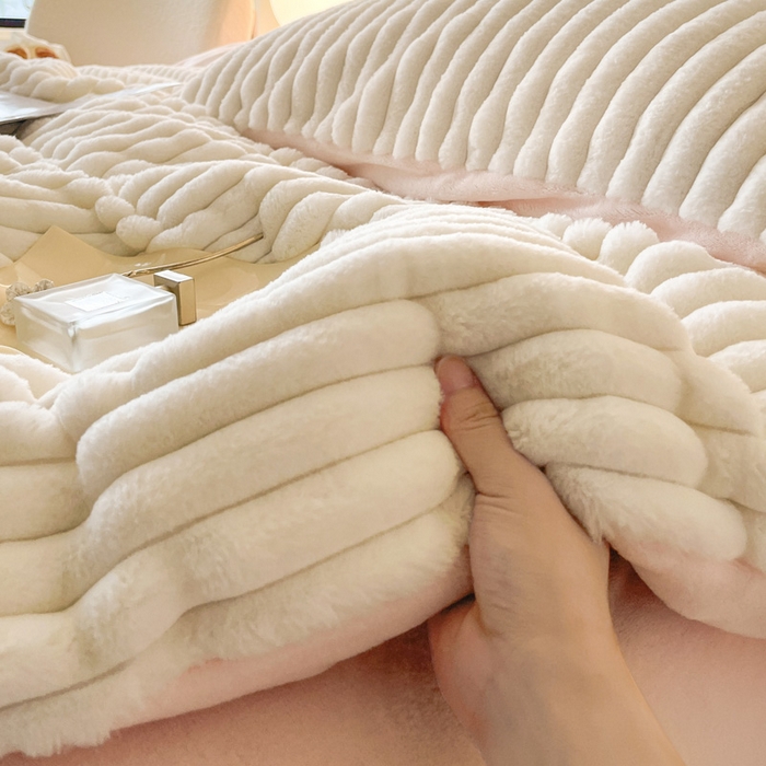 91家纺网 家纺一手货源 找家纺 2024新款全消光兔毛320克牛奶绒A类纯色立体四件套 兔毛抽条白粉