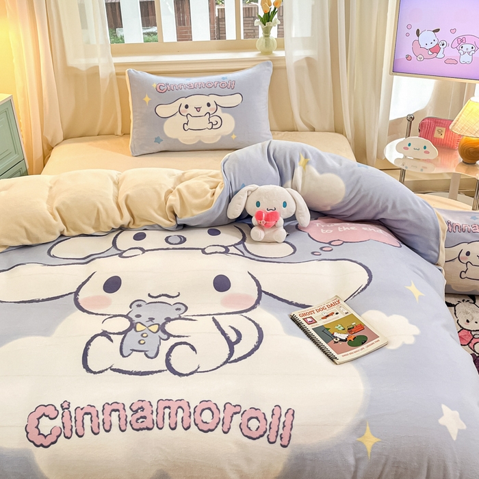 91家纺网 家纺一手货源 找家纺 2024新品正版三丽鸥授权大版卡通平网数码印花加厚高克重牛奶绒系列四件套 绒大版-R云朵玩偶大耳狗