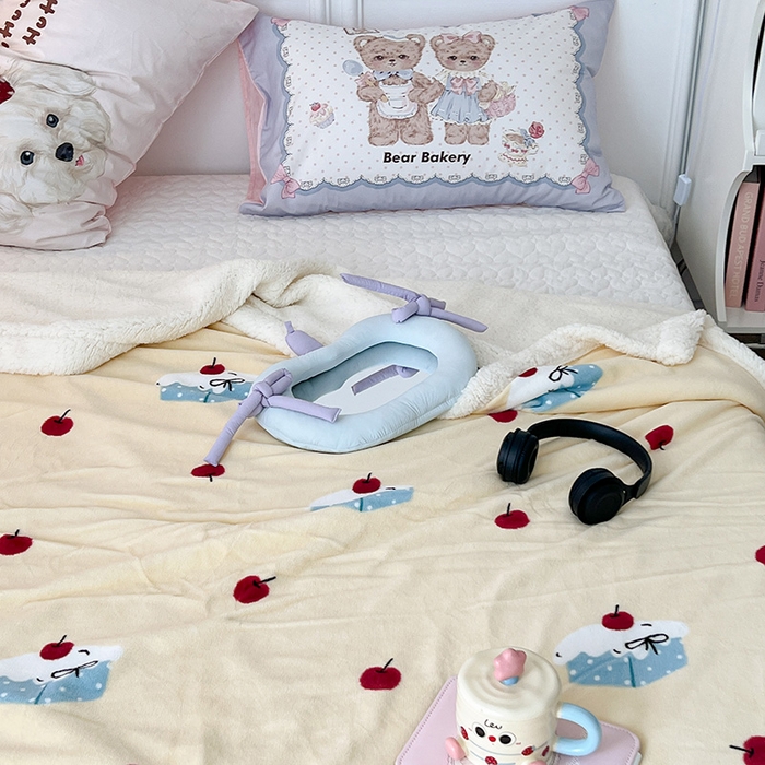 91家纺网 家纺一手货源 找家纺 昔可家纺 2024新款羊羔绒牛奶绒毛毯系列（三）-ins小清新系列 樱桃奶油蛋糕