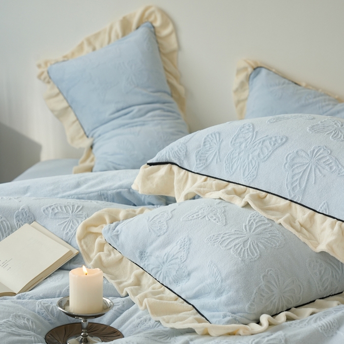 91家纺网 家纺一手货源 找家纺 萝莉家纺 2024新款加厚牛奶绒提花浪漫雕花绒四件套 蝴蝶飞飞湖水蓝