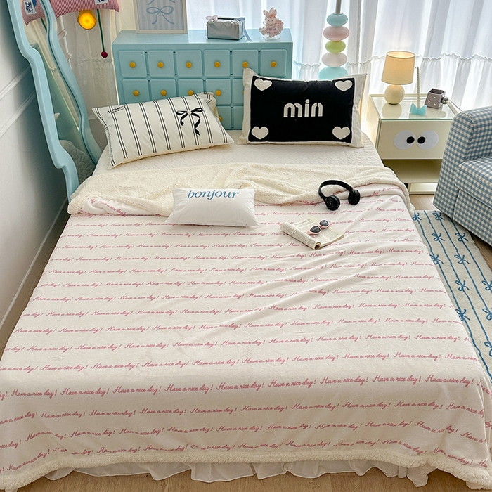 91家纺网 家纺一手货源 找家纺 昔可家纺 2024新款羊羔绒牛奶绒毛毯系列（三）-ins小清新系列 梦幻粉色字母