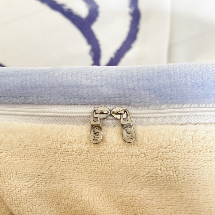 91家纺网 家纺一手货源 找家纺 2024新品正版三丽鸥授权大版卡通平网数码印花加厚高克重牛奶绒系列四件套 绒大版-R云朵玩偶大耳狗