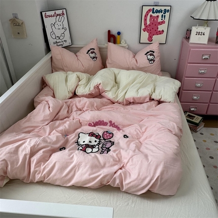 91家纺网 家纺一手货源 找家纺 奈颜 2024新款正版授权三丽鸥超柔水洗棉纯色毛巾绣四件套【含防伪吊牌】 KT猫-浅粉+乳白