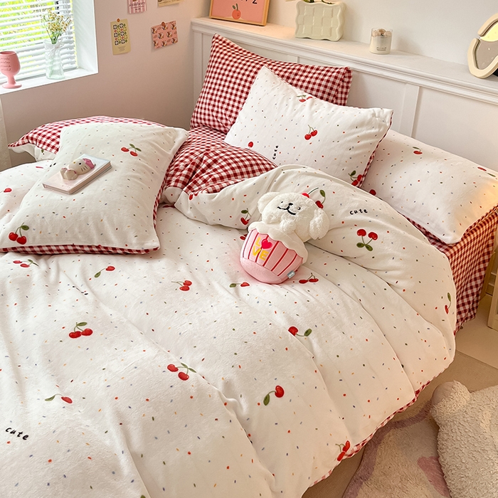 91家纺网 家纺一手货源 找家纺 2024新款200g加厚防静电牛奶绒小清新四件套 绒-樱桃奶冻