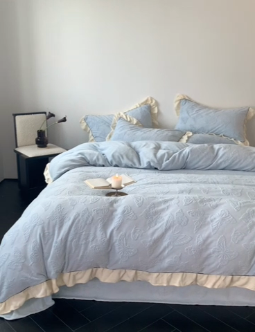 91家纺网 家纺一手货源 找家纺 萝莉家纺 2024新款加厚牛奶绒提花浪漫雕花绒四件套 蝴蝶飞飞湖水蓝