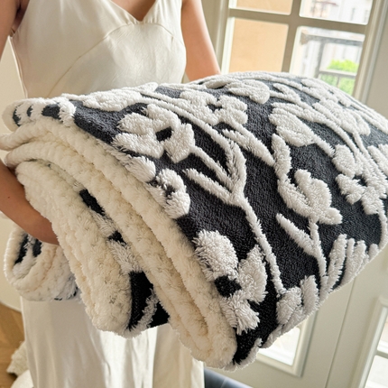 91家纺网 家纺一手货源 找家纺 莱登卡奴 2024新款牛奶绒阳离子提花北极绒包边款多功能被套毯系列 包边款甜蜜花园深灰