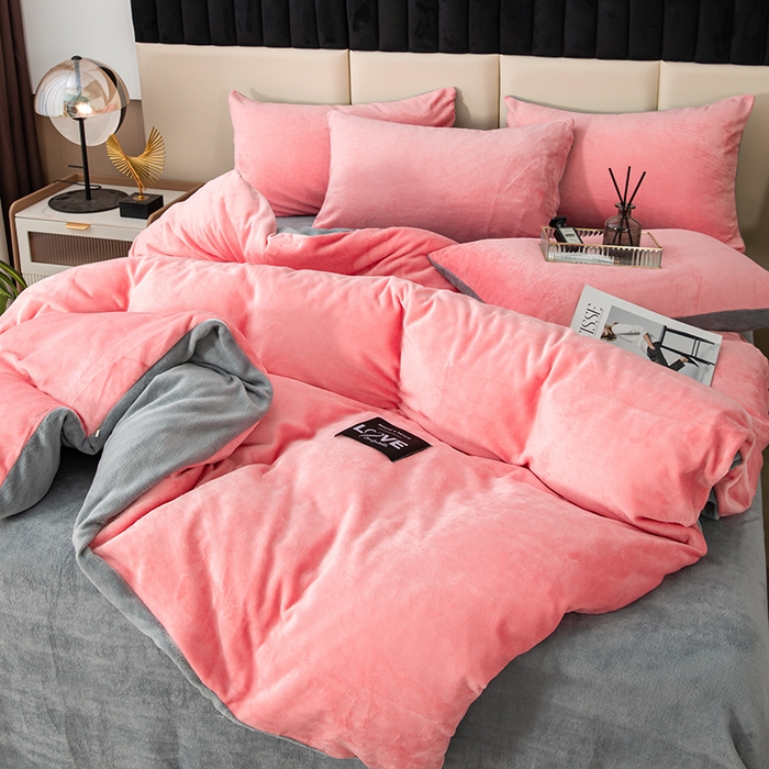 91家纺网 家纺一手货源 找家纺 鸿羽樱（鸿羽樱）家纺 2024新款牛奶绒四件套 粉色+灰