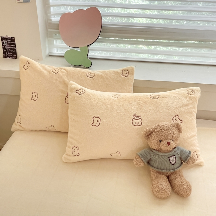 91家纺网 家纺一手货源 找家纺 蜜柚 2024新款牛奶绒兔毛绒高克重小清新满版绣花四件套 嘟嘟熊