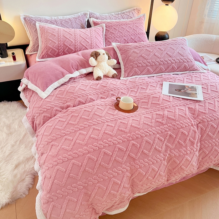 91家纺网 家纺一手货源 找家纺 贝拉梦家纺 2024新款塔芙绒菱格纯色牛奶绒四件套 梦玫瑰