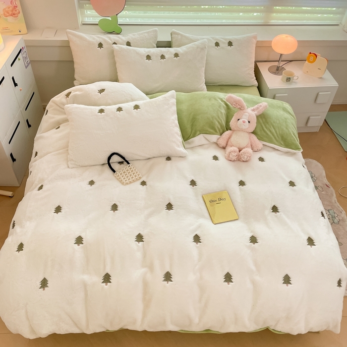 91家纺网 家纺一手货源 找家纺 蜜柚 2024新款牛奶绒兔毛绒高克重小清新满版绣花四件套 幸运树