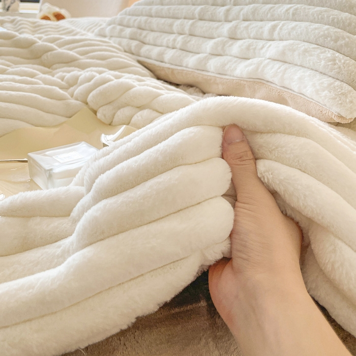 91家纺网 家纺一手货源 找家纺 2024新款全消光兔毛320克牛奶绒A类纯色立体四件套 兔毛抽条白咖