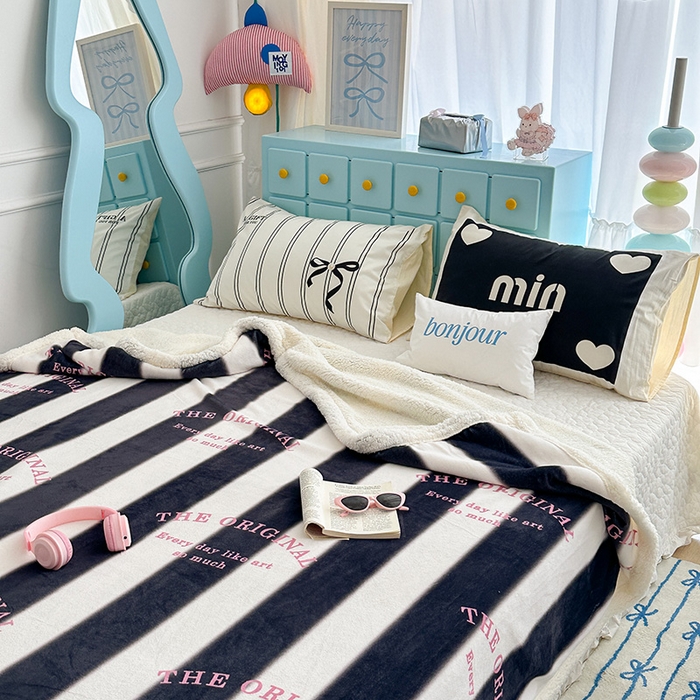 91家纺网 家纺一手货源 找家纺 昔可家纺 2024新款羊羔绒牛奶绒毛毯系列（三）-ins小清新系列 甜酷字母