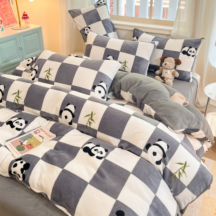 91家纺网 家纺一手货源 找家纺 卡派 2024新款冬季亲肤透气牛奶绒印花四件套 熊猫滚滚-灰