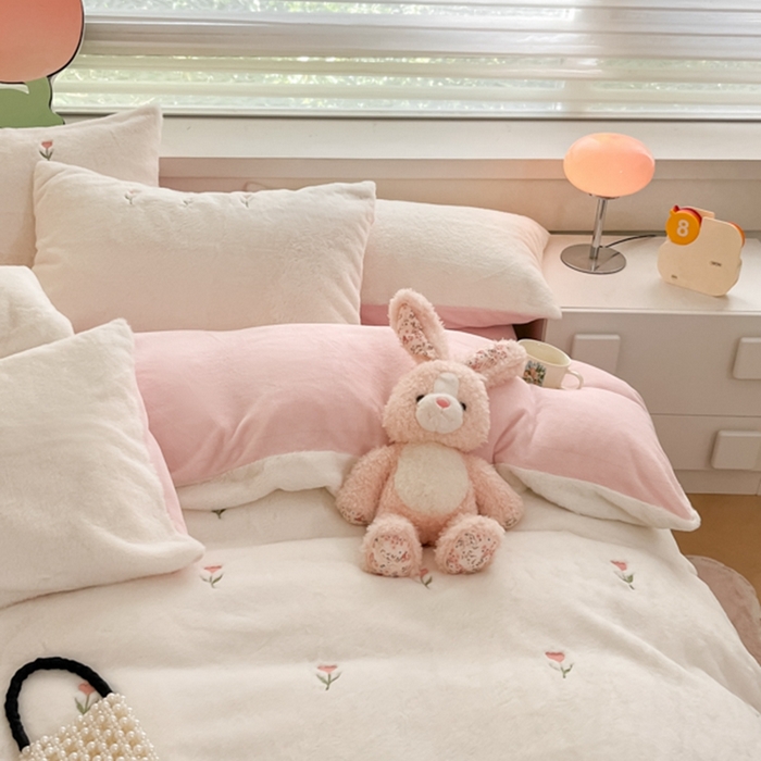 91家纺网 家纺一手货源 找家纺 蜜柚 2024新款牛奶绒兔毛绒高克重小清新满版绣花四件套 花朵粉白