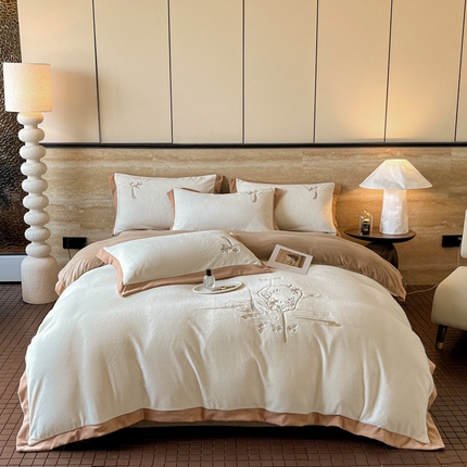 91家纺网 家纺一手货源 找家纺 恋佳居 2025新款牛奶绒高克重平绣四件套 岁月静好-米色
