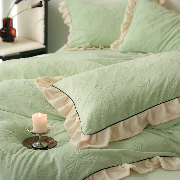 91家纺网 家纺一手货源 找家纺 萝莉家纺 2024新款加厚牛奶绒提花浪漫雕花绒四件套 蝴蝶飞飞果绿