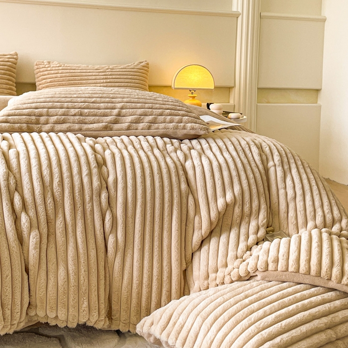 91家纺网 家纺一手货源 找家纺 2024新款全消光兔毛320克牛奶绒A类纯色立体四件套 兔毛抽条咖