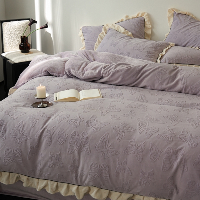 91家纺网 家纺一手货源 找家纺 萝莉家纺 2024新款加厚牛奶绒提花浪漫雕花绒四件套 蝴蝶飞飞香芋紫