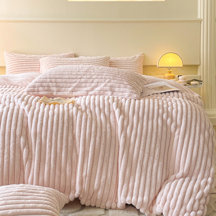 91家纺网 家纺一手货源 找家纺 2024新款全消光兔毛320克牛奶绒A类纯色立体四件套 兔毛抽条粉